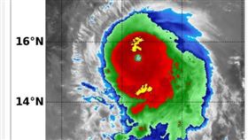 璨樹有多可怕？鄭明典曬2觀測圖：接近「最強等級」的颱風（圖／翻攝自）