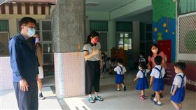 高市教育局長視察幼兒園防疫情形高雄市教育局長謝文斌（左）8日分別至鳳山麥米倫幼兒園、前金幼兒園關心幼兒園執行防疫措施情形，也提醒教職員工與幼兒應確實戴好口罩、保持室內空氣流通，具北部旅遊史或接觸史者如有相關症狀應主動說明，必要時進行環境採檢。（高雄市教育局提供）中央社記者侯文婷傳真  110年9月8日