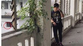 男子在舊樟宜醫院走道拍照，左下方窗戶處，隱約可見一名疑似長髮女鬼。（圖／翻攝自stomp）