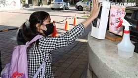 大佳國小9月1日開學日學生進入校門必須防疫手消毒、手感溫、腳消毒。（記者邱榮吉/攝影）