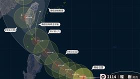 台灣颱風論壇｜天氣特急也說，不過，雖北轉趨勢明顯，但璨樹「北轉角度」仍然不確定，目前氣象局這路線很驚悚，但還可能改（圖／翻攝自台灣颱風論壇）