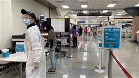 確保馬祖居民健康  連江縣交旅局公告宣導為宣導入境乘客配合快篩，連江縣政府交通旅遊局在松山機場設置宣導公告，民眾進入機場國內大門入口就能看到，並被引導進行填寫健康聲明、快篩的排隊動線。（連江縣交旅局提供）中央社記者邱筠馬祖傳真　110年8月12日