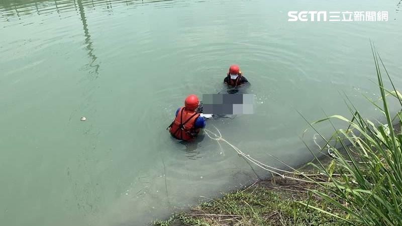 嘉南大圳女屍漂河面　頭戴安全帽身亡