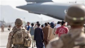 美國官員9月9日表示，塔利班已同意讓滯留當地的200名美國公民和第3國人民搭乘包機離境。圖為美軍8月23日在喀布爾機場協助撤離。（圖／翻攝自facebook.com/marines）
