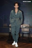 地表最強愛家好男人修杰楷現場示範室內高爾夫模擬器Full Swing，以及介紹鷹 house Bistro 特殊的私廚餐酒設計。（記者邱榮吉/攝影）