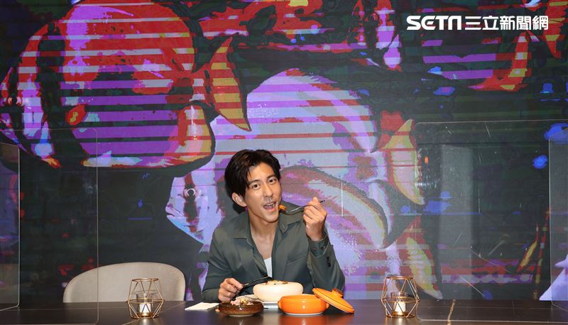 地表最強愛家好男人修杰楷現場示範室內高爾夫模擬器Full Swing，以及介紹鷹 house Bistro 特殊的私廚餐酒設計。（記者邱榮吉/攝影）