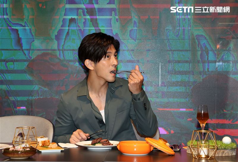 地表最強愛家好男人修杰楷現場示範室內高爾夫模擬器Full Swing，以及介紹鷹 house Bistro 特殊的私廚餐酒設計。（記者邱榮吉/攝影）