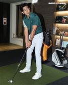 地表最強愛家好男人修杰楷現場示範室內高爾夫模擬器Full Swing，以及介紹鷹 house Bistro 特殊的私廚餐酒設計。（記者邱榮吉/攝影）