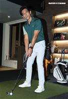 地表最強愛家好男人修杰楷現場示範室內高爾夫模擬器Full Swing，以及介紹鷹 house Bistro 特殊的私廚餐酒設計。（記者邱榮吉/攝影）