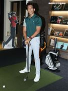 地表最強愛家好男人修杰楷現場示範室內高爾夫模擬器Full Swing，以及介紹鷹 house Bistro 特殊的私廚餐酒設計。（記者邱榮吉/攝影）