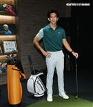 地表最強愛家好男人修杰楷現場示範室內高爾夫模擬器Full Swing，以及介紹鷹 house Bistro 特殊的私廚餐酒設計。（記者邱榮吉/攝影）