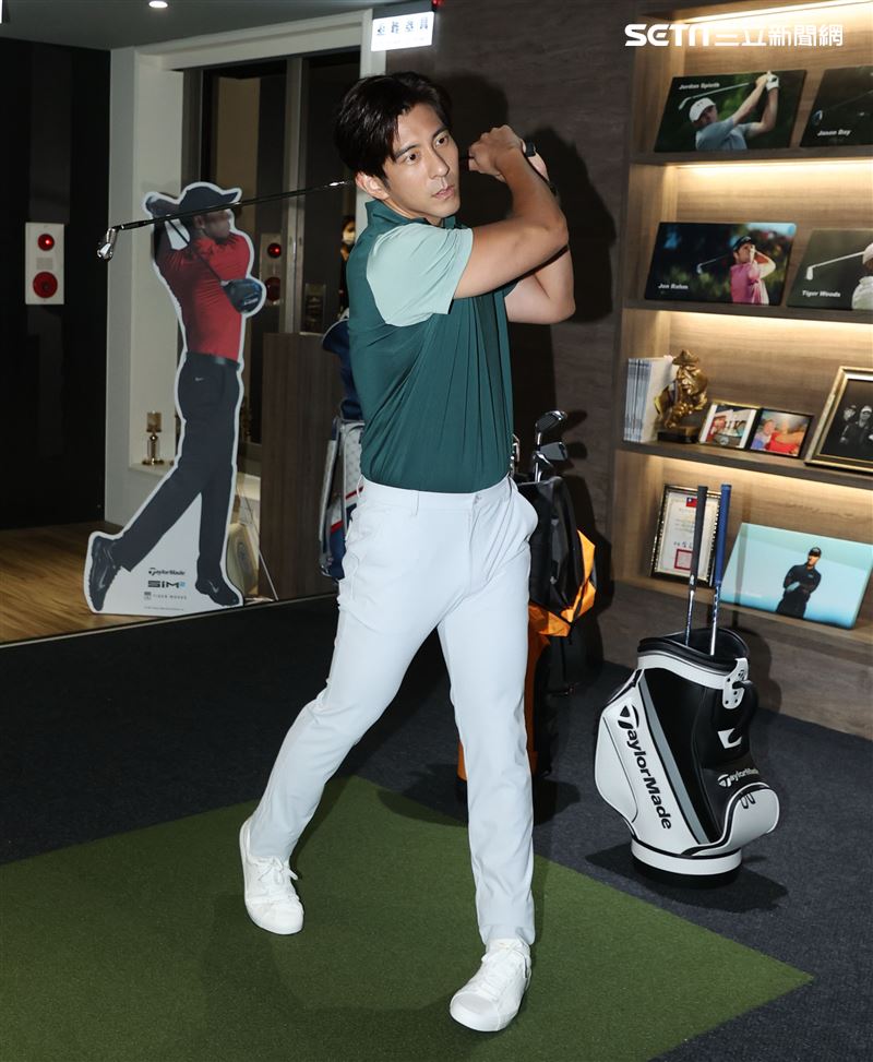 地表最強愛家好男人修杰楷現場示範室內高爾夫模擬器Full Swing，以及介紹鷹 house Bistro 特殊的私廚餐酒設計。（記者邱榮吉/攝影）