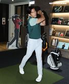 地表最強愛家好男人修杰楷現場示範室內高爾夫模擬器Full Swing，以及介紹鷹 house Bistro 特殊的私廚餐酒設計。（記者邱榮吉/攝影）