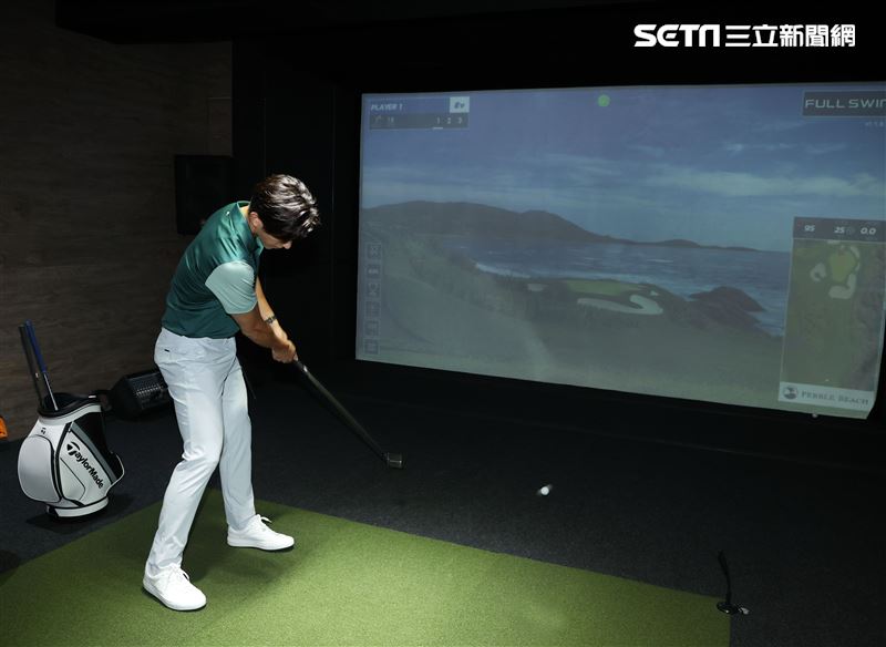 地表最強愛家好男人修杰楷現場示範室內高爾夫模擬器Full Swing，以及介紹鷹 house Bistro 特殊的私廚餐酒設計。（記者邱榮吉/攝影）