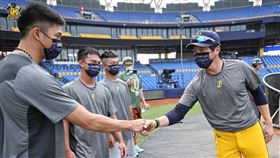 中信兄弟總教練林威助與新秀周委宏、陳統恩、李家成。（圖／中信兄弟提供）