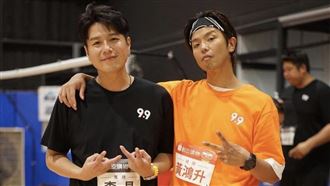 獨／李易奔小鬼墓園　憶去年最後見面