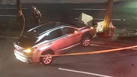 台北.酒駕,變電箱,車禍,停電,頂罪（圖／翻攝爆料公社二社） 