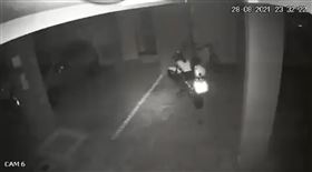 深夜自行發動！無人檔車「遇強轉彎」　詭異畫面百萬人嚇傻（圖／翻攝自@antoniofrreira_推特）