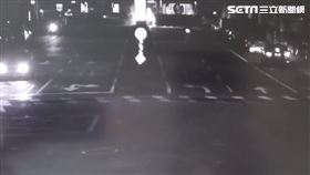 北市江男酒後自撞變電箱，周姓美魔女頂罪被識破。（圖／翻攝畫面）