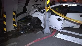 小轎車自撞店家鐵捲門　2人擦挫傷