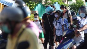 新北市某國小復課（2）因應Delta病毒入侵，新北市板橋區一所國小預防性停課，10日恢復上課。家長一早忙著送小朋友到校。中央社記者吳家昇攝  110年9月10日