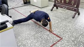 台中市警三分局正義派出所所長廖俊賔，單手伏地挺身，忠孝夜市，社區大樓，女子站女兒牆，(圖／翻攝畫面)