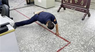 女站高樓險墜　魁梧所長單手扶挺救援