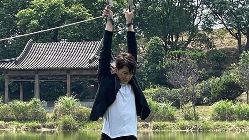 驕女惡人遭酷刑　被吊4層樓高超狼狽