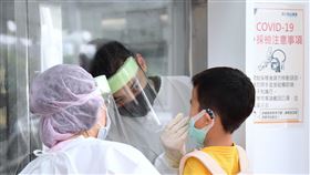 疫情雖趨緩　離島防疫不鬆懈國內COVID-19疫情雖趨緩，但前往離島的防疫沒有鬆懈，22日台北松山機場防疫人員為準備登機的旅客進行快篩檢驗。中央社記者王飛華攝  110年8月22日