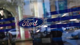 福特六和斷鏈停工福特六和汽車受到2019冠狀病毒疾病（COVID-19，武漢肺炎）疫情影響，部分零組件斷鏈，中壢廠將自4月22日起停工，影響員工約800人。圖為台北一間福特汽車展售店。中央社記者林俊耀攝  109年4月21日