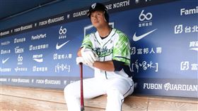 富邦悍將高國輝穿上環保材質球衣。（圖／富邦悍將提供）