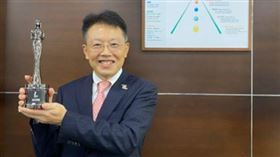 ▲花王（台灣）由董事長暨總經理大熊康生代表受獎。（圖／業者提供）