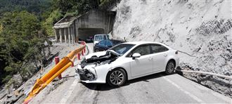 中橫災修意外　吊車壓毀4車釀2死