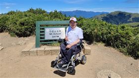 身障歌手蔡義德昨一償夙願登上3417公尺的合歡山主峰。（圖／廣欣實業提供）