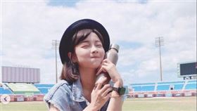 啦啦隊女神超誠意！清新罩衫藏不住　「深V比基尼」藏心機。籃籃,泳裝,比基尼,籃靖玟,啦啦隊,樂天女孩,正妹（圖／翻攝自籃籃IG）