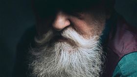 2021年搞笑諾貝爾獎得主名單9日揭曉，獲獎研究包括鬍鬚可能是演化上的成果，目的是為了保護男性臉部挨拳頭痛揍時不受傷。（示意圖／翻攝自Unsplash圖庫）
