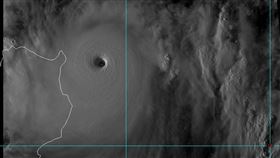 中央氣象局局長鄭明典在臉書上表示「璨樹到達顛峰強度」。（圖／翻攝自鄭明典臉書／圖片來源：RAMMB/Himawari-8 Imagery）