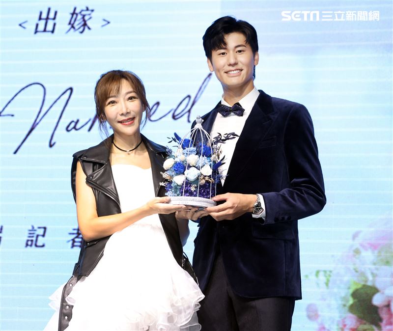 李宓挺八個月大孕肚出席發片記者會，MV中的「新郎」風田也現身力挺。（記者邱榮吉/攝影）