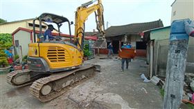 希望義工團，沈姓嬤孫，怪手拆除老厝，整地重建 圖／翻攝自希望義工團臉書