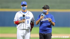 ▲富邦悍將林益全生涯200轟儀式，邀請前中職球星林仲秋頒獎。（圖／記者劉彥池攝影）