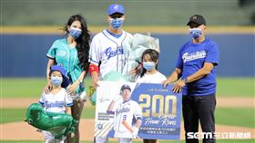 ▲富邦悍將林益全生涯200轟儀式，和妻子小孩以及前中職球星林仲秋合影。（圖／記者劉彥池攝影）