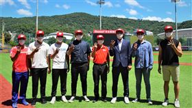 味全龍喜迎7小龍 (由左至右：邱辰、張祐嘉、陳思仲、李展毅、領隊任中傑、曹祐齊、吳秉恩、張鈞守)（圖／味全龍提供）