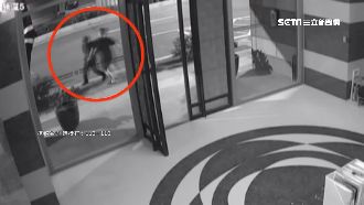 遭大樓花盆絆倒　男爆氣狂毆管理員