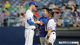 ▲富邦悍將捕手蕭憶銘透過翻譯和羅力溝通。（圖／記者劉彥池攝影）