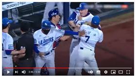 ▲三星獅左投Mike Montgomery暴怒荒唐場面。（圖／截自YT）