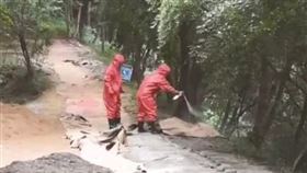 ▲醫護人員與消防隊員救治被馬蜂攻擊的中年夫妻。（圖／翻攝自杭州餘杭消防隊微信）