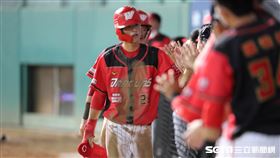 ▲味全龍游擊手張政禹、捕手蔣少宏跑回2分。（圖／記者劉彥池攝影）