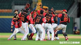 ▲味全龍延長賽11局擊敗富邦悍將，球員賽後慶祝勝利。（圖／記者劉彥池攝影）