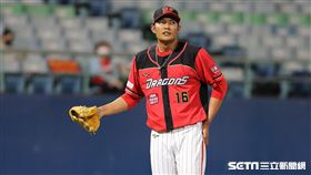 ▲味全龍先發投手王維中身體不適，投手教練郭勝安喊暫停。（圖／記者劉彥池攝影）