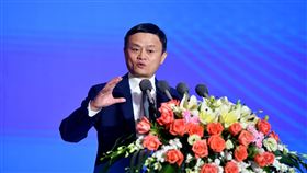 傳中國官方要求馬雲退出螞蟻集團據外媒報導，中國當局要求馬雲出脫所有螞蟻集團的持股，完全退出經營。據稱，這可能是讓官方認同螞蟻整改方案的條件之一。圖為馬雲去年出席公開活動並致詞。（中新社提供）中央社  110年4月18日